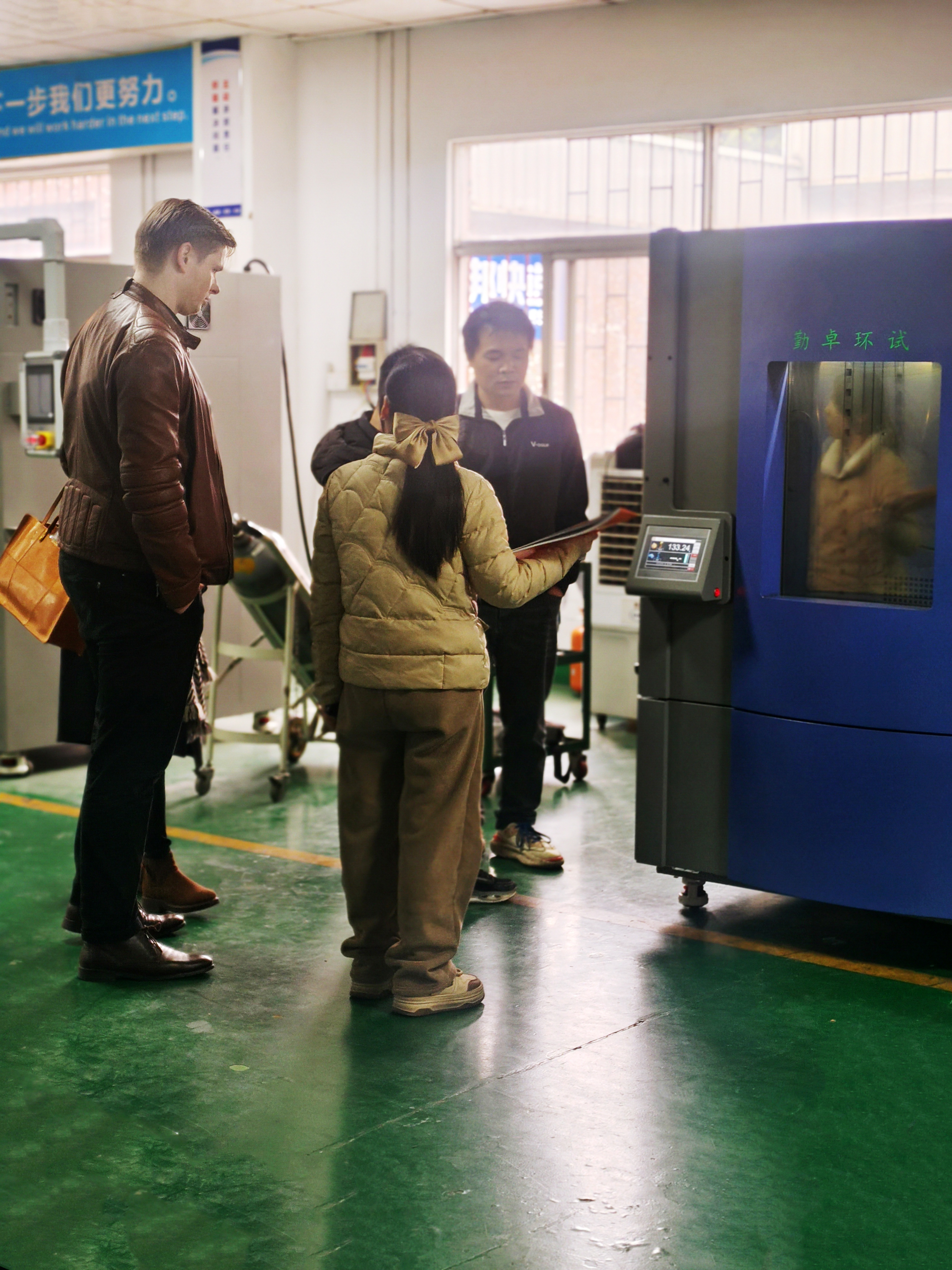 外企客戶攜帶產(chǎn)品至勤卓環(huán)境測試車間進(jìn)行高低溫濕熱試驗(yàn)