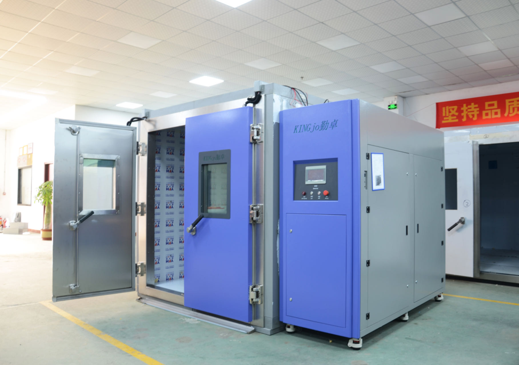 高低溫步入式環(huán)境試驗(yàn)箱一體式與分體式對比分析（2025版）