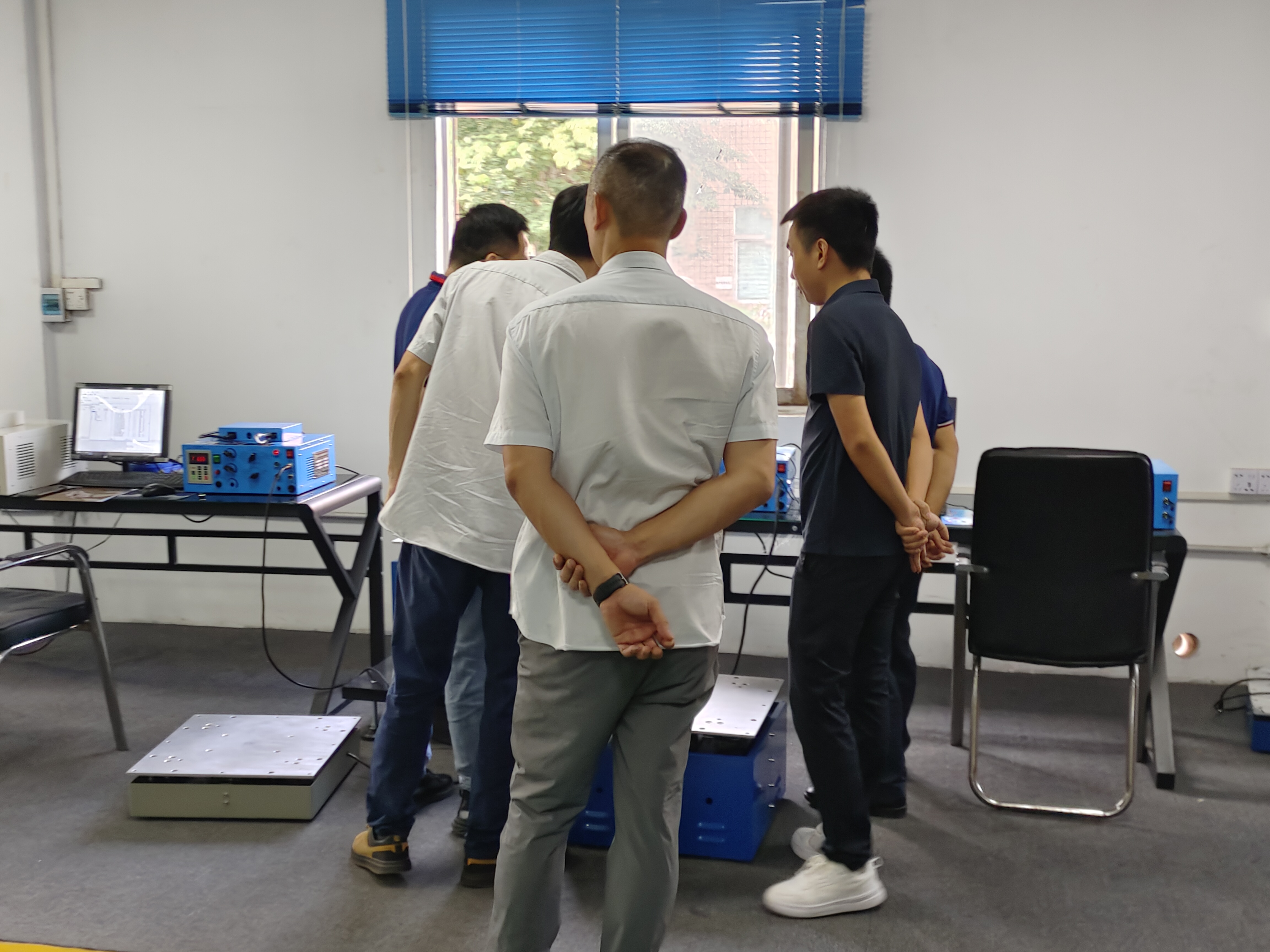 汽車行業(yè)用戶上門考察電磁振動臺  勤卓品牌 源頭廠家